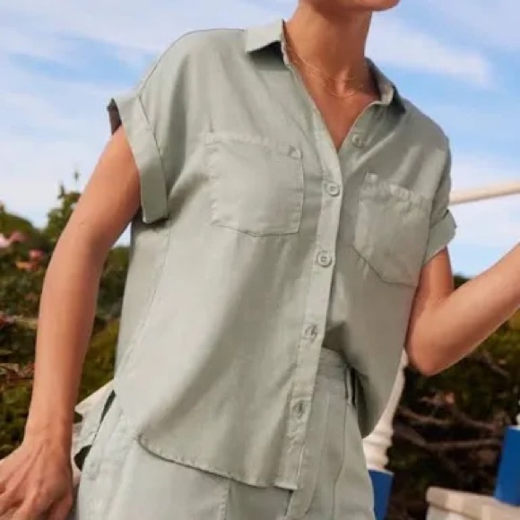 Bella Dahl Tops - Bella Dahl Cap Sleeve Button Down shirt two pocket front pink